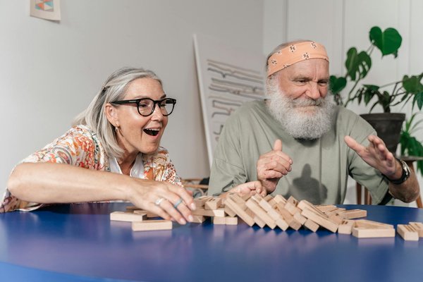 Explorez les vertus du thé blanc pour obtenir une peau radieuse et saine